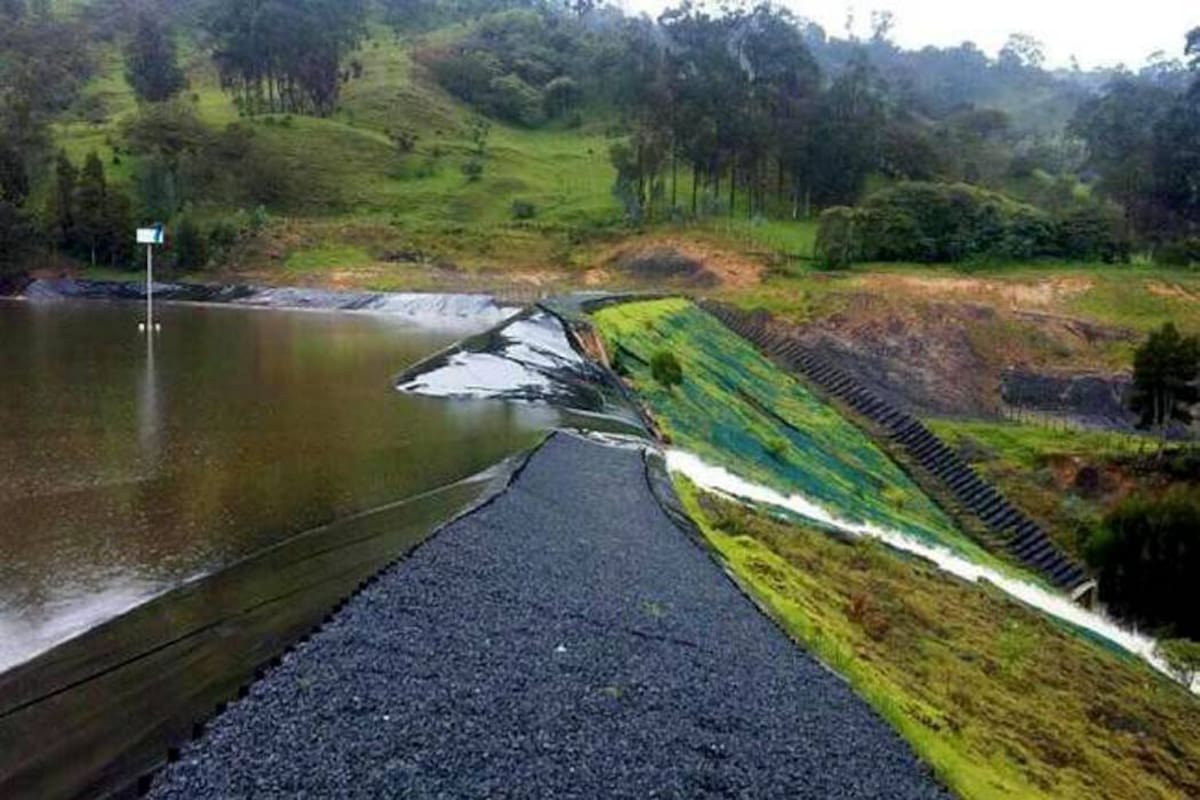 En junio de 2016 la infraestructura de la represa de La Batanera cedió justo en el momento en que estaba siendo llenada para ser probada antes de ser puesta en funcionamiento. (Foto: Archivo. / VANGUARDIA LIBERAL.)