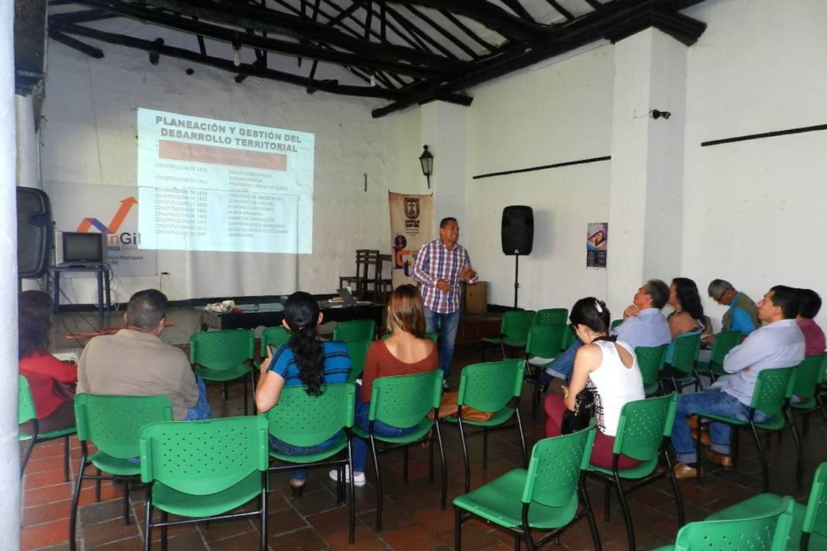 De los aproximadamente 200 representantes de juntas de acción comunal del municipio de San Gil, solo asistieron 20 personas a la capacitación. (Foto: Ana Rojas /VANGUARDIA LIBERAL)