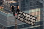 Video viral: Pedida de mano ‘extrema’ en el Empire State termina con arresto y cargos penales