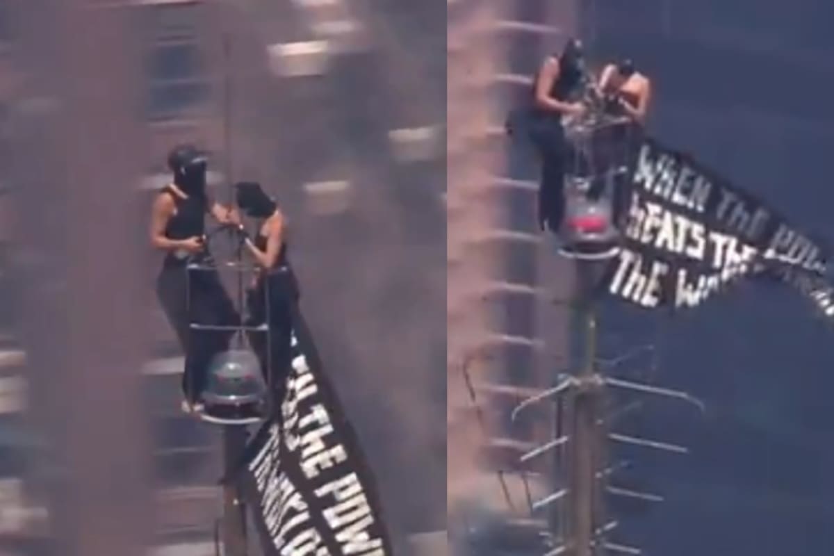 Los escaladores desplegaron una pancarta con la frase: “Cuando el poder del amor venza al amor por el poder, el mundo conocerá la paz”.
