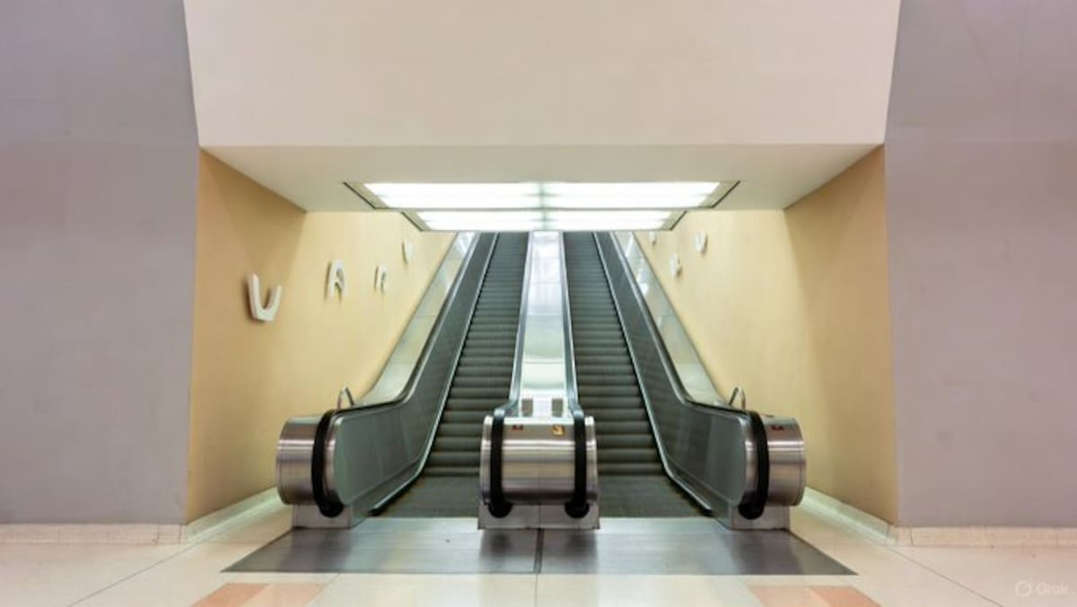 Cayeron 12 usuarios en escalera electromecánica del Metro de la Ciudad de México, tres están hospitalizados.