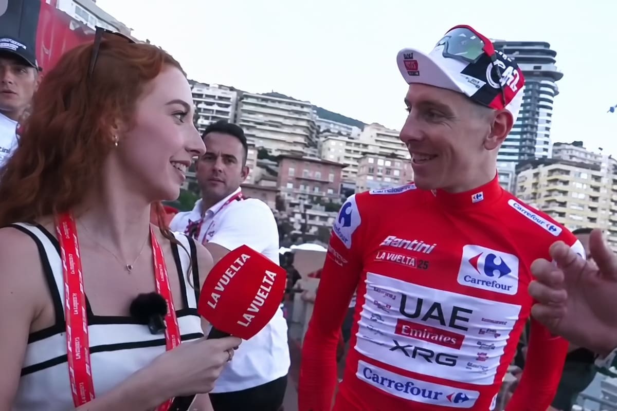 Escándalo en La Vuelta a España 2026: Erola Jons desata polémica por sus entrevistas a Pogačar y otros ciclistas. Foto: Caputra de video La Vuelta mejorada con IA.