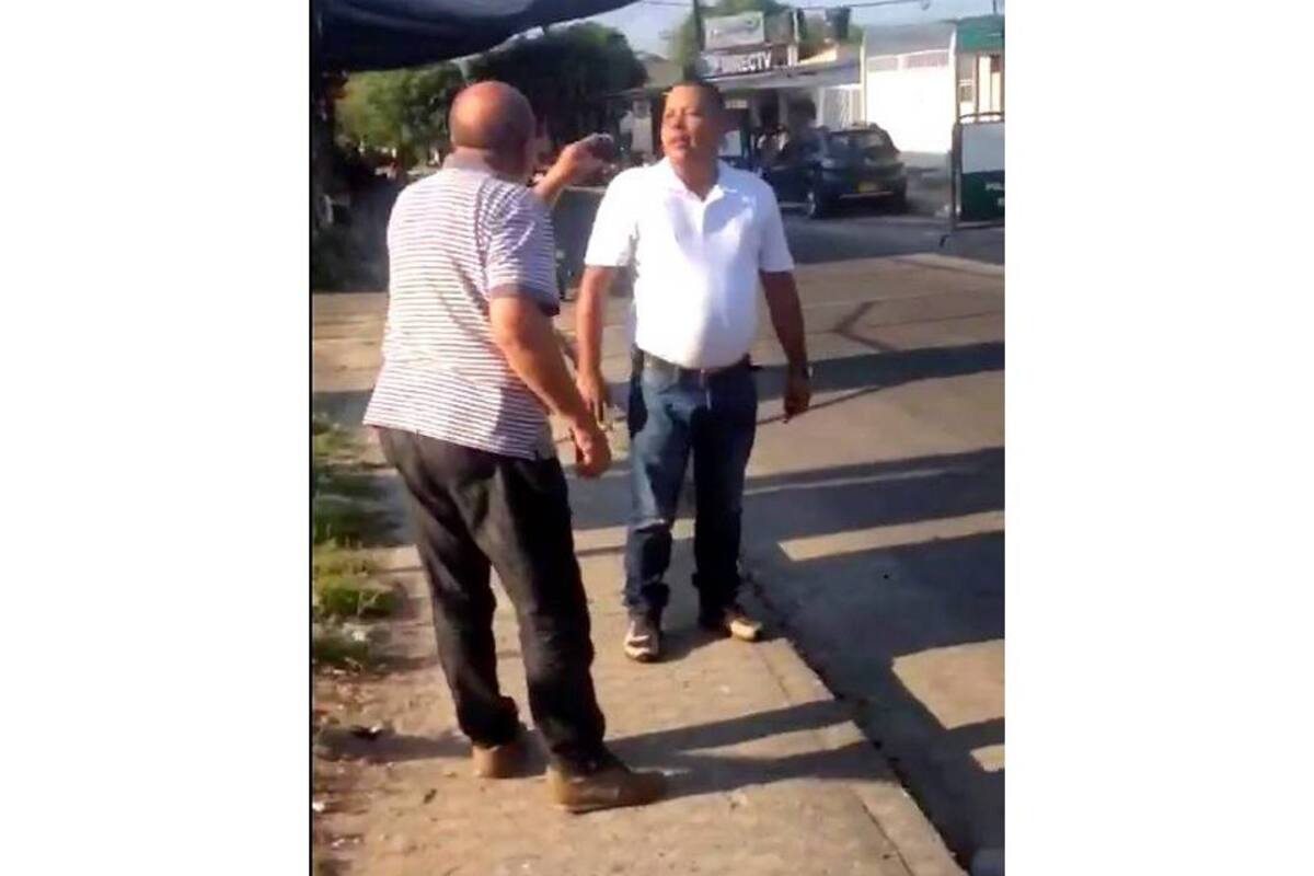 Este es el momento en que el funcionario (de blanco) agrede al periodista, a quien además insulta y lo llama “bocón”. (Foto: Foto tomada de video/VANGUARDIA LIBERAL)