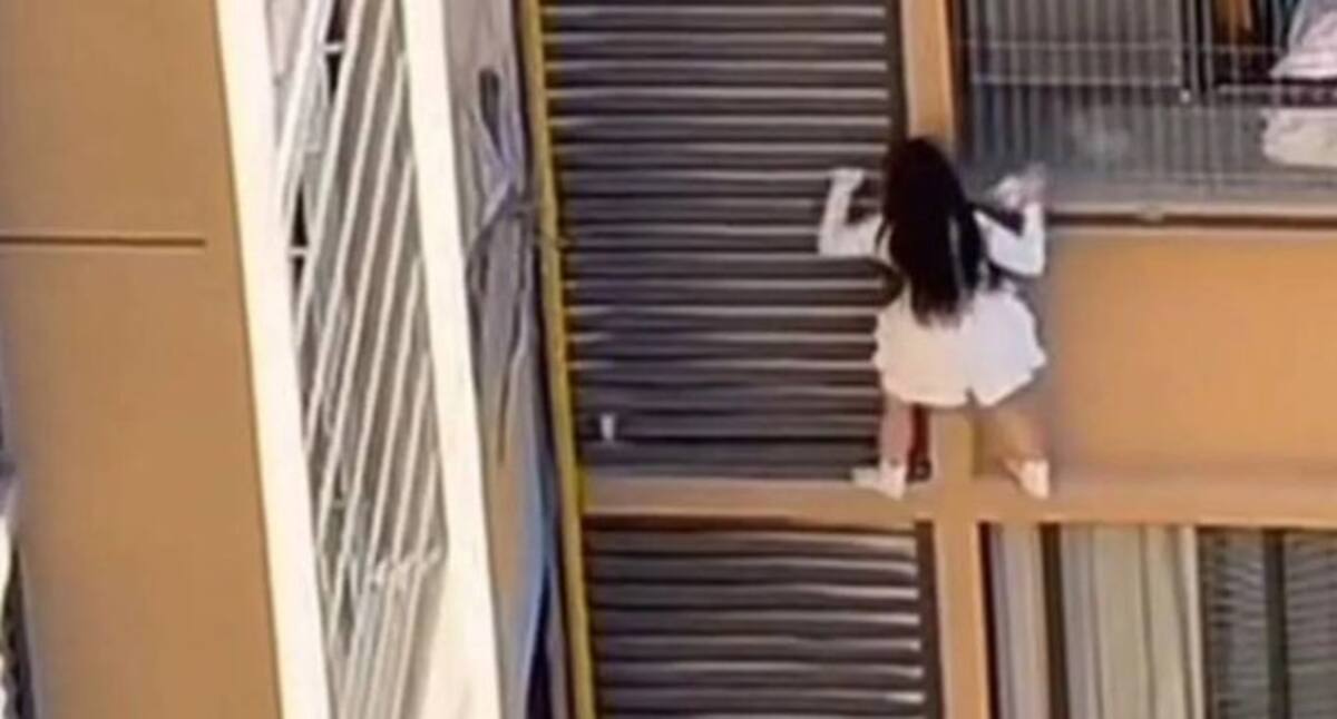 Se viralizó un video donde una mujer intenta escapar de la esposa de su amenate y casi cae al vacío.