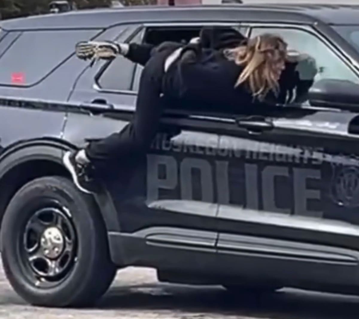 Una mujer esposada burló la seguridad policial en Michigan al saltar por la ventana de la patrulla. Fue recapturada tras cometer otro delito horas después.