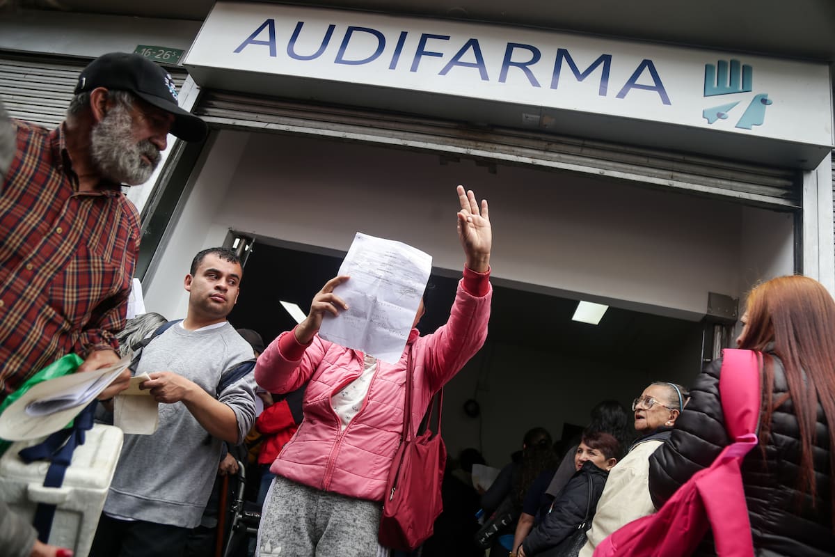 Pacientes hacen largas filas en los dispensarios ante la escasez y demoras en la entrega de medicamentos esenciales. // Foto: Colprensa - Catalina Olaya.