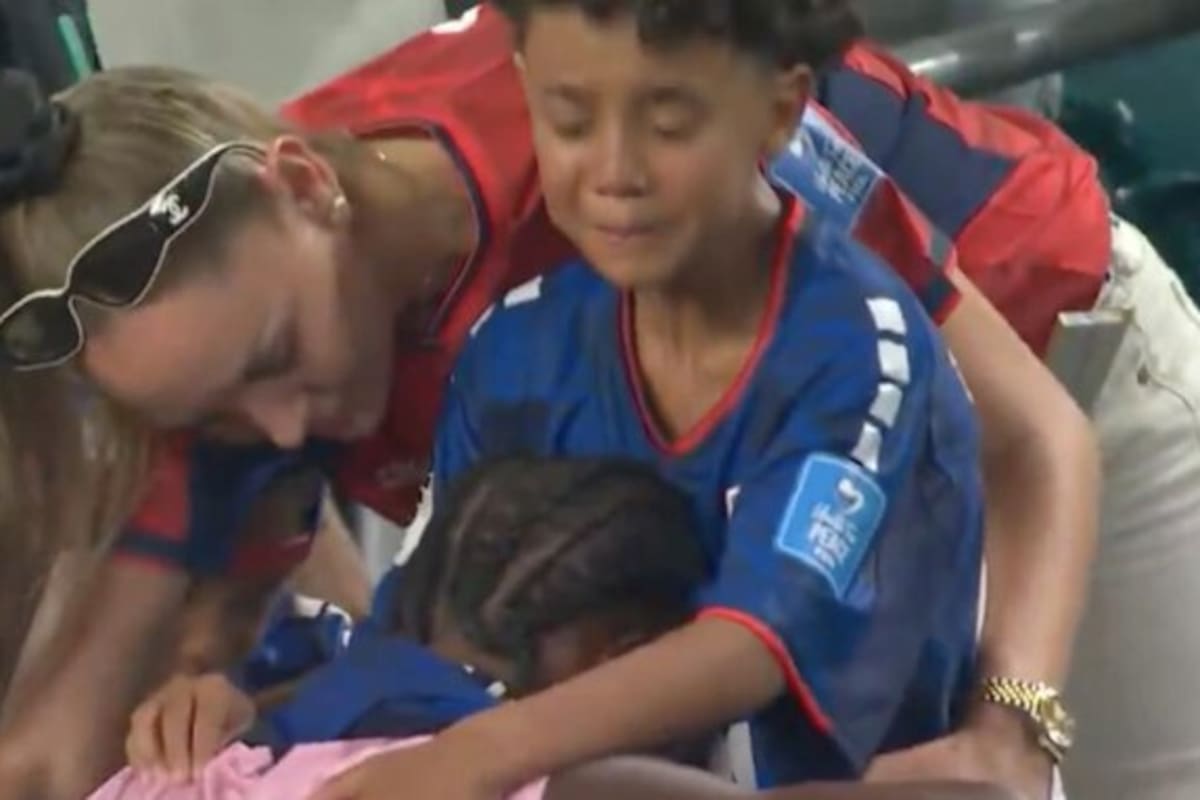Un jugador de Cabo Verde rompió en llanto tras la derrota ante Argentina y fue consolado por su esposa e hijo. La imagen más conmovedora de lo que va del Mundial 2026.
