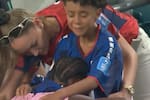La conmovedora imagen de un jugador de Cabo Verde consolado por su familia tras caer ante Argentina