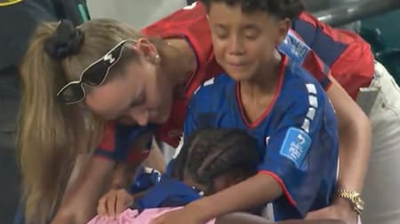 La conmovedora imagen de un jugador de Cabo Verde consolado por su familia tras caer ante Argentina