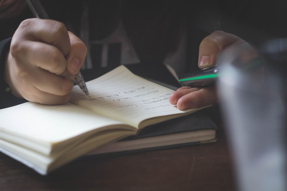 Tomar notas a mano no es anticuado. Un nuevo análisis psicológico revela que quienes escriben en papel procesan mejor la información y filtran lo importante con mayor rapidez.