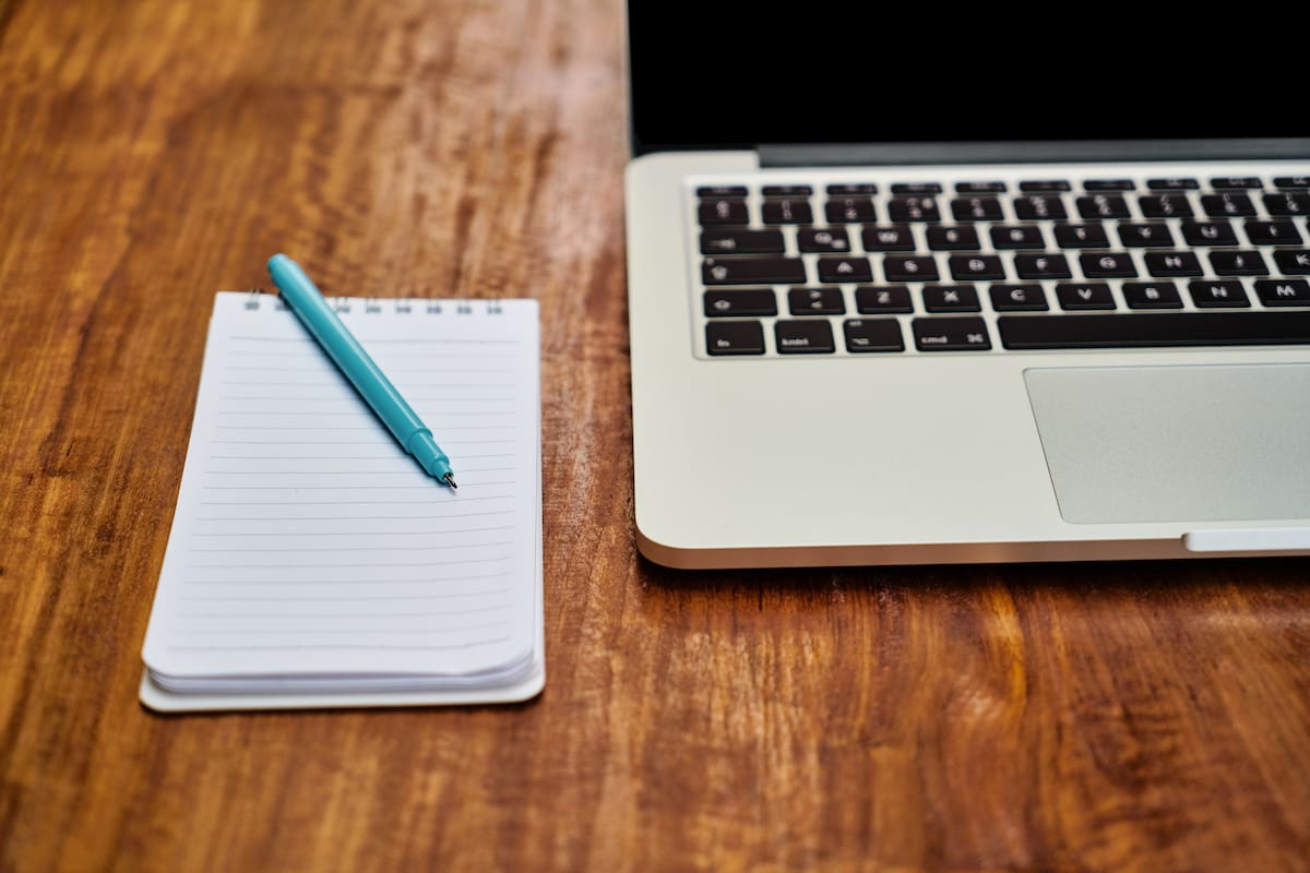 Escribir a mano no está quedándose atrás, sino usando una forma de trabajo que exige más atención, selección y capacidad de análisis, según expertos.