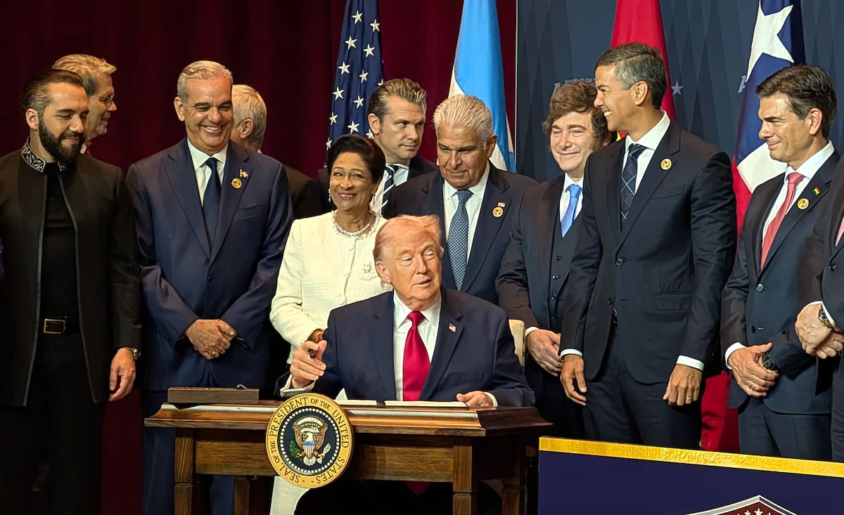 El presidente de Estados Unidos, Donald Trump (c), habla junto a mandatarios latinoamericanos durante la cumbre bautizada como Escudo de las Américas. EFE/ Eduard Ribas
