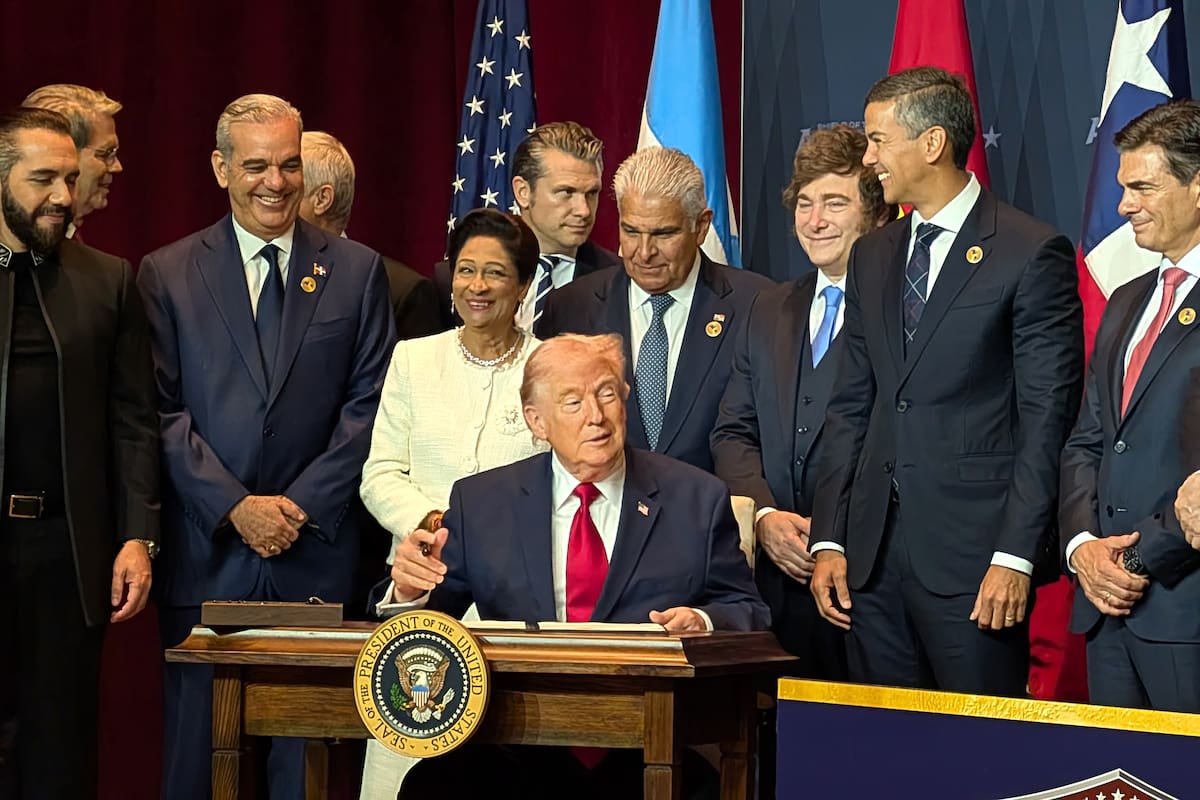 El presidente de Estados Unidos, Donald Trump (c), habla junto a mandatarios latinoamericanos durante la cumbre bautizada como Escudo de las Américas. EFE/ Eduard Ribas