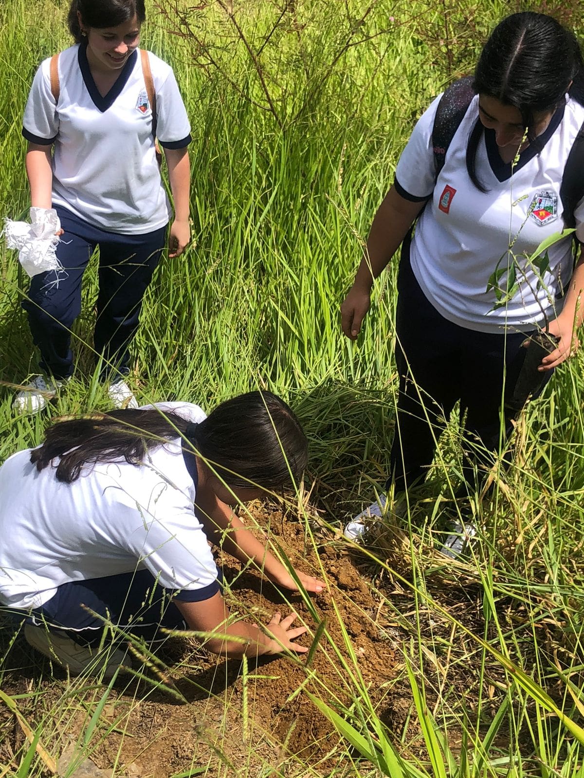 La 'escuela ambiental, el camino del río' tuvo su primer encuentro del balneario Pescaderito (Curití) con los alumnos del Colegio Eduardo Camacho Gamba (Fotos suministradas / VANGUARDIA).