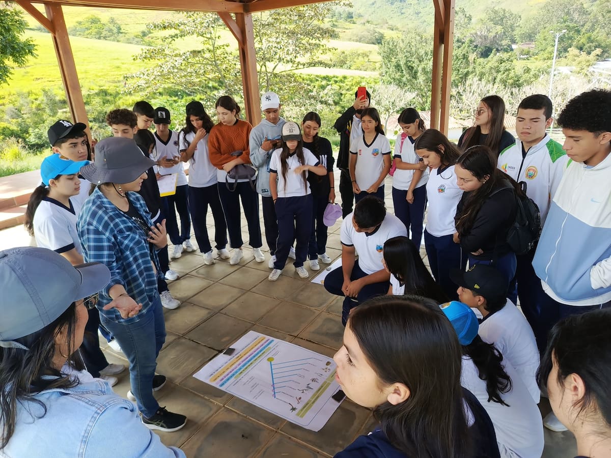 La 'escuela ambiental, el camino del río' tuvo su primer encuentro del balneario Pescaderito (Curití) con los alumnos del Colegio Eduardo Camacho Gamba (Fotos suministradas / VANGUARDIA).