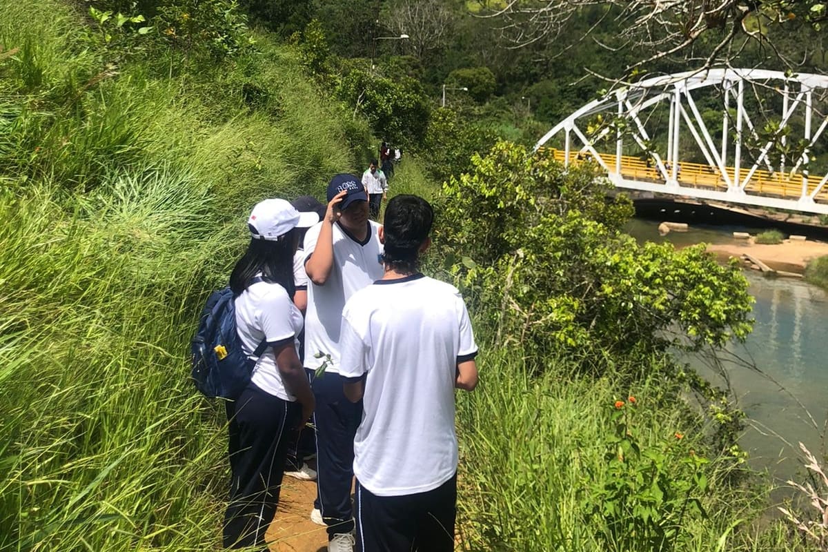 La 'escuela ambiental, el camino del río' tuvo su primer encuentro del balneario Pescaderito (Curití) con los alumnos del Colegio Eduardo Camacho Gamba (Fotos suministradas / VANGUARDIA).