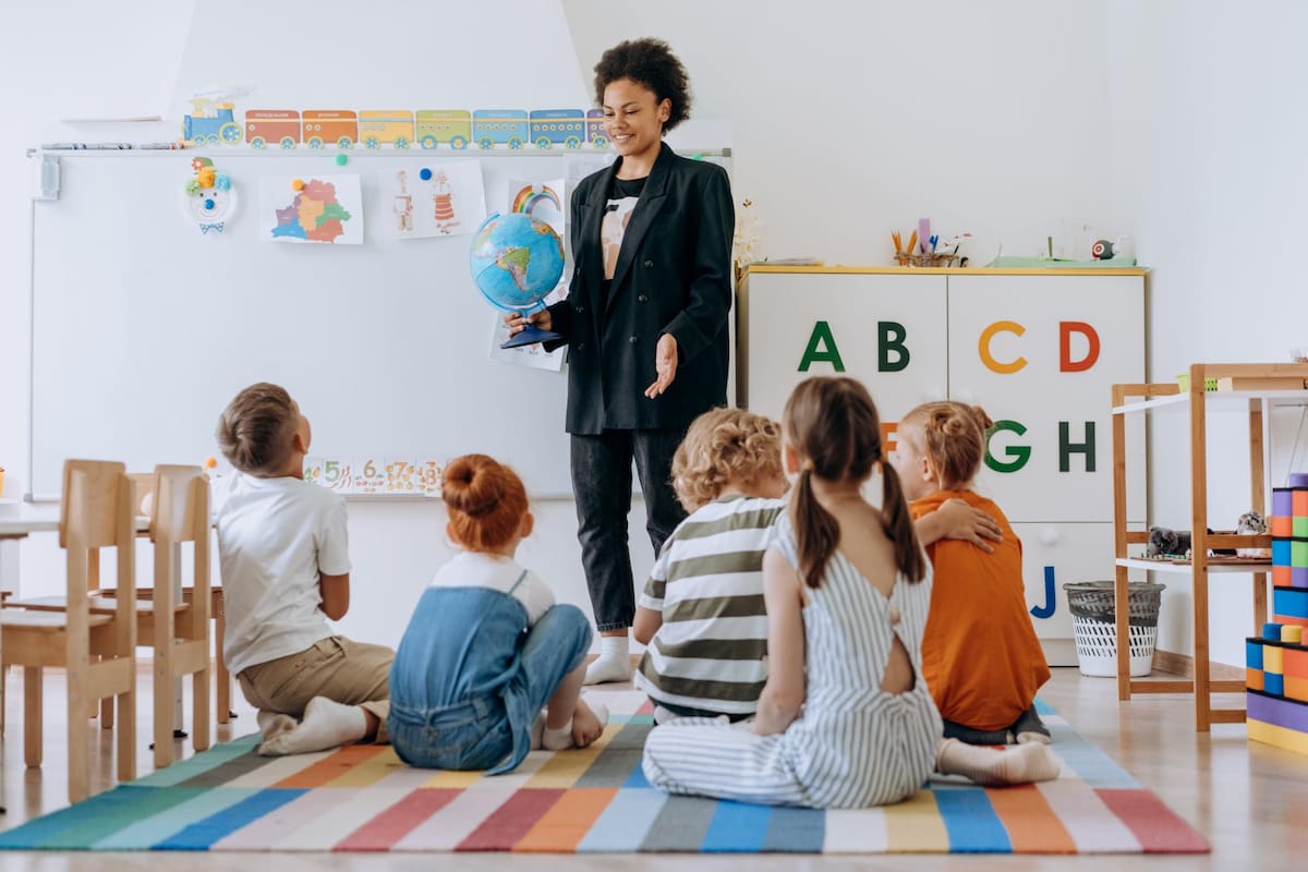 El jardín infantil es el primer entorno fuera del hogar donde los niños interactúan con sus compañeros y adultos de manera regular. / Banco de imágenes gratuito pexels. | VANGUARDIA