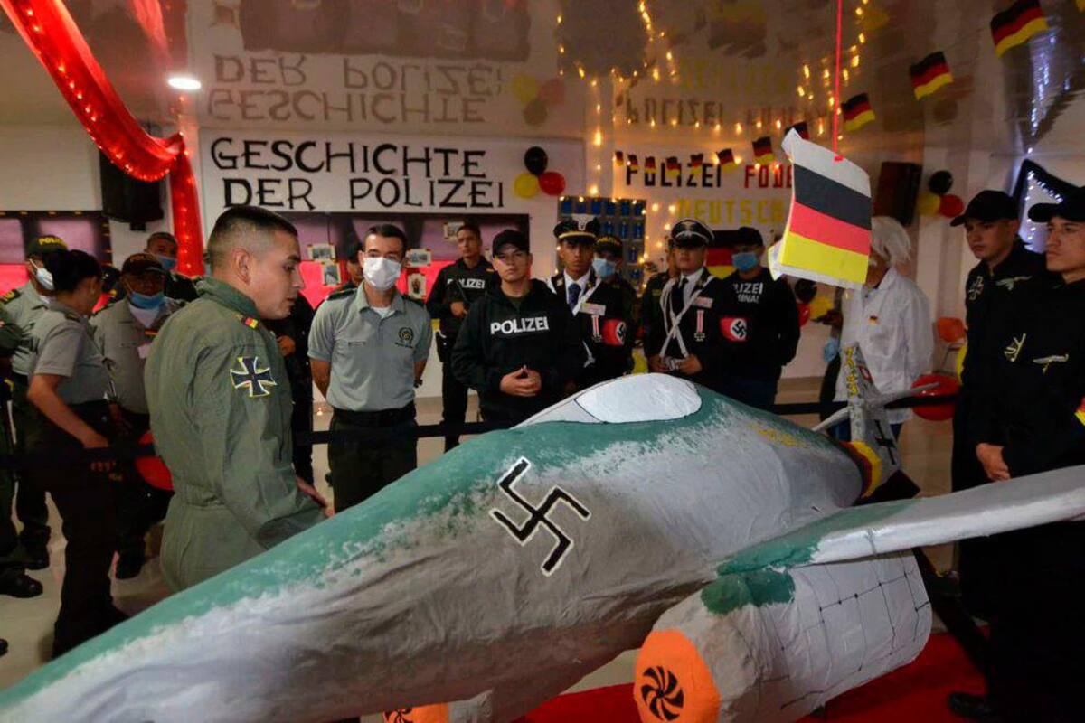 Las imágenes compartidas en redes evidencian la utilización de símbolos nazi por parte de la Policía. (FOTO/El Universal)