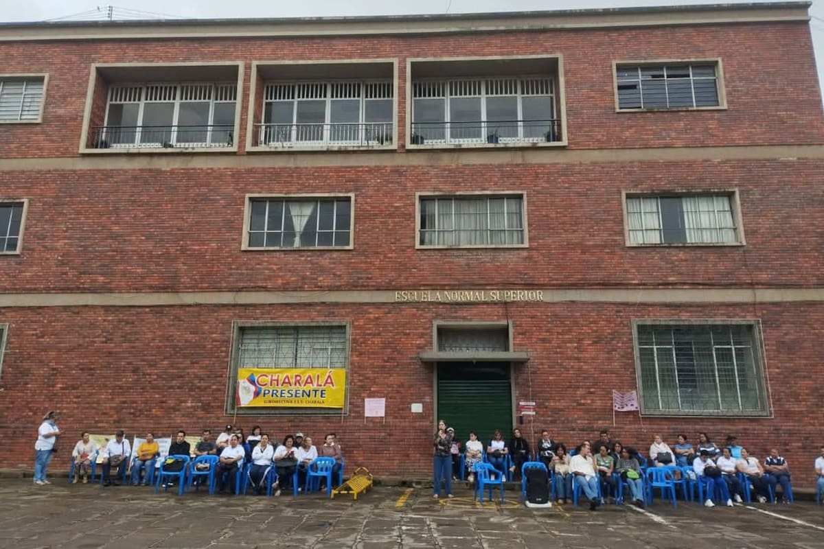 La comunidad educativa adelantó una protesta en mayo de 2025 para exigir la intervención.