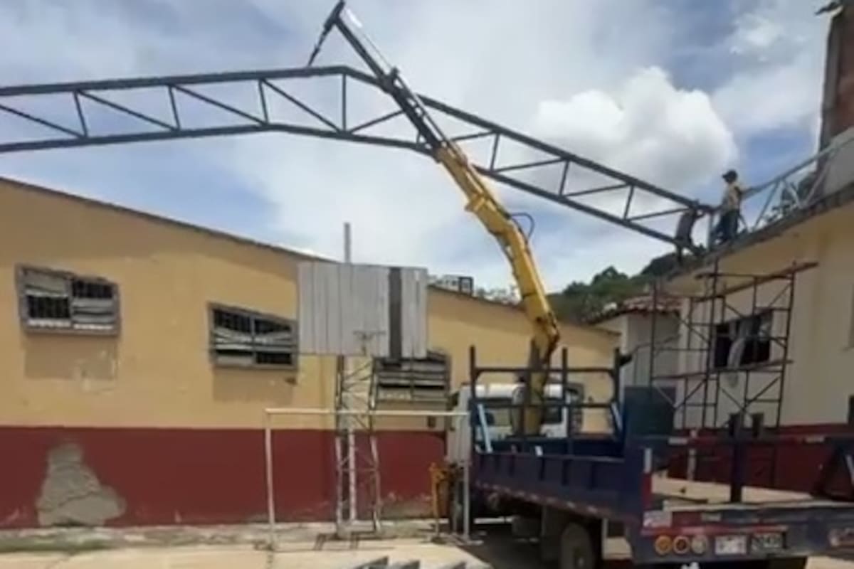 En este procesos se instalarán siete cerchas para continuar con la cubierta.