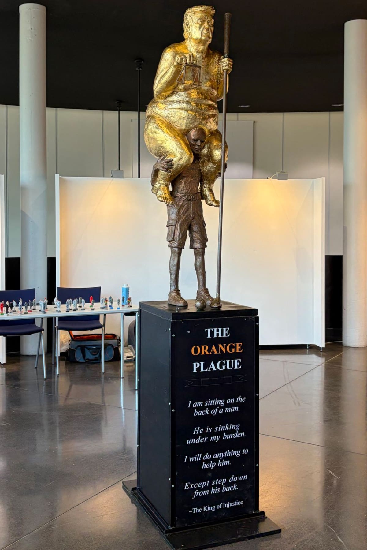 Una estatua dorada de dos metros y medio que muestra a Donald Trump desnudo y montado sobre los hombros de otro hombre causó sorpresa al ser expuesta en la sede del Parlamento Europeo en Estrasburgo.