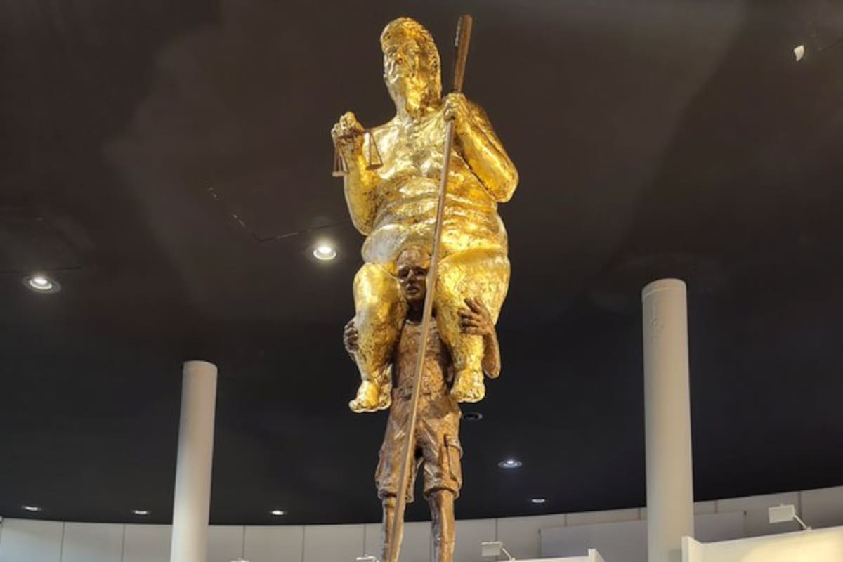 Una escultura dorada de Trump desnudo llega al Parlamento Europeo y genera polémica.