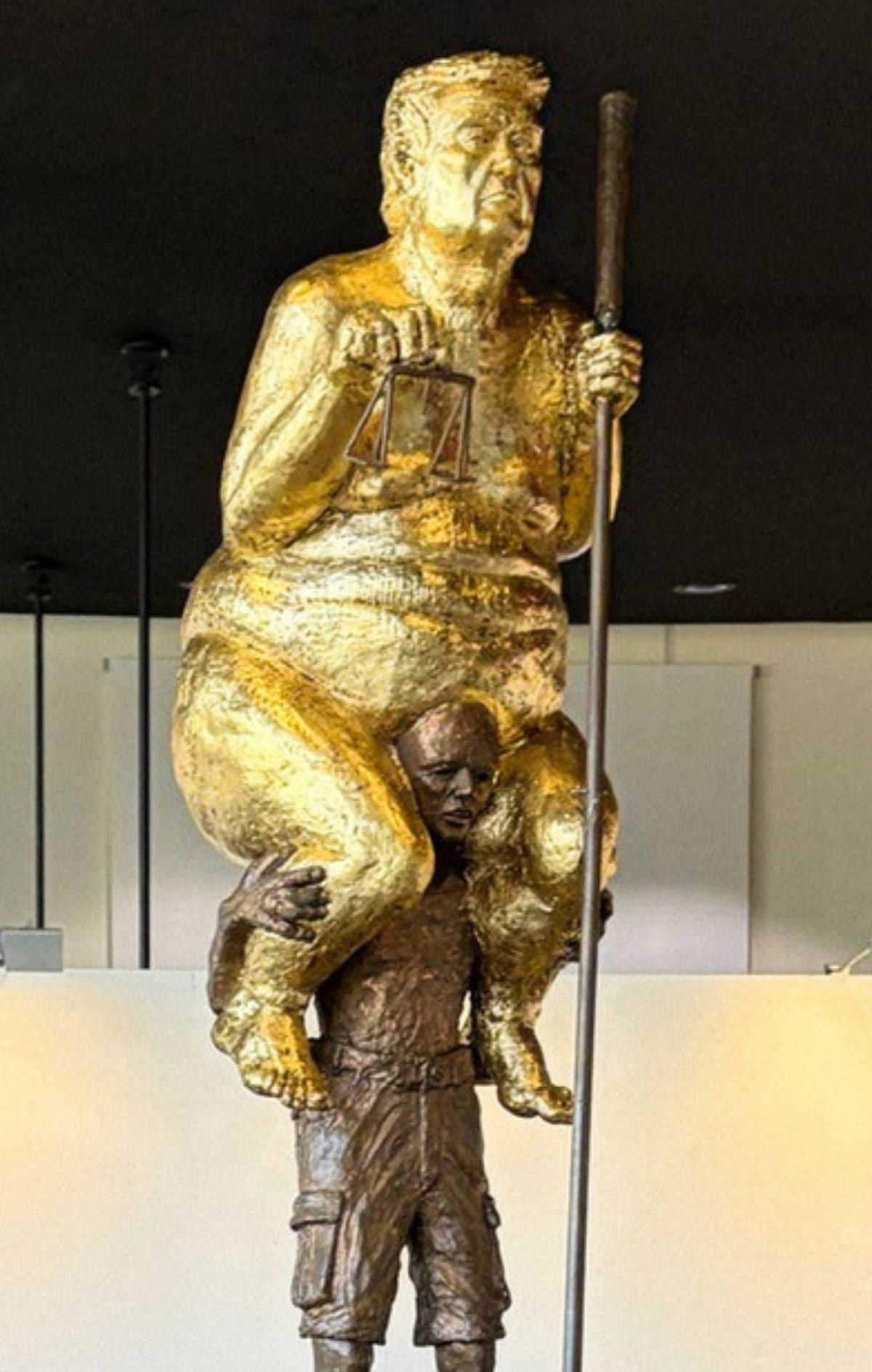 Una escultura de 2,5 metros que representa desnudo al presidente estadounidense Donald Trump fue instalada en el Parlamento Europeo como una obra de protesta del artista danés Jens Galschiøt.