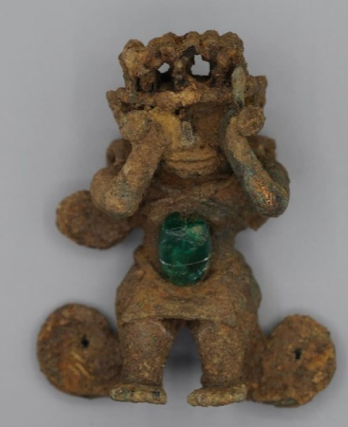 Un colgante de cobre con forma de mujer hallado en Panamá también contaba con una esmeralda.