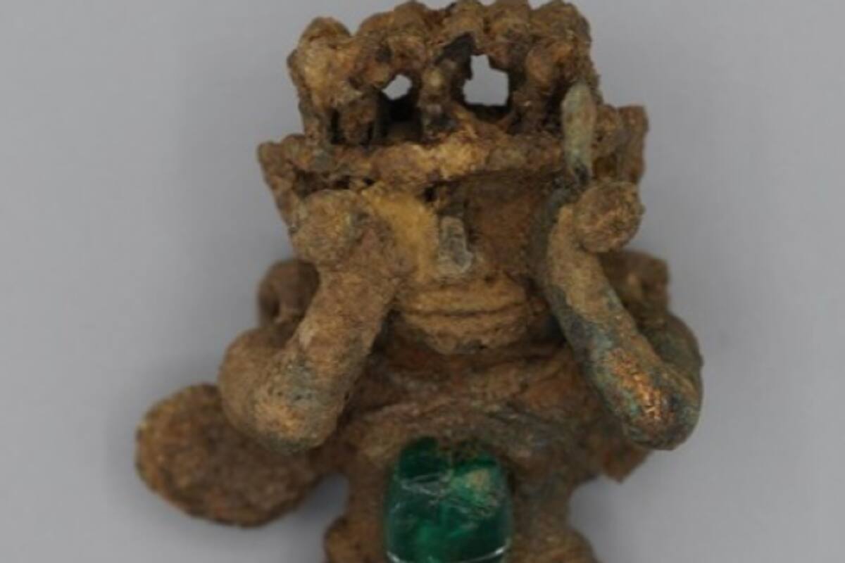 Un colgante de cobre con forma de mujer hallado en Panamá también contaba con una esmeralda.