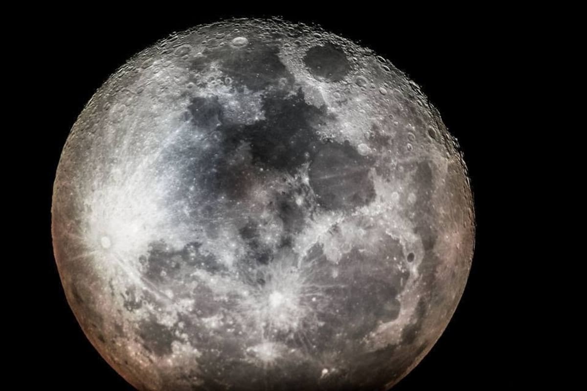 Imagen de la Luna captada por el Grupo Halley de la UIS durante una de sus jornadas de observación astronómica.
