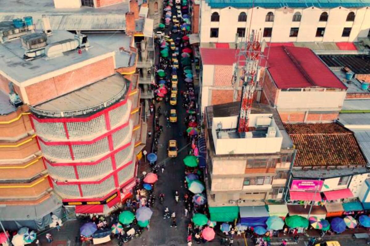 Las calles del Centro de Bucaramanga, justo las que bordean a la Plaza de Mercado Central, son las más invadidas de ventas ambulantes, tal y como se aprecia en este registro gráfico. (Foto: Diego Calderón / VANGUARDIA)