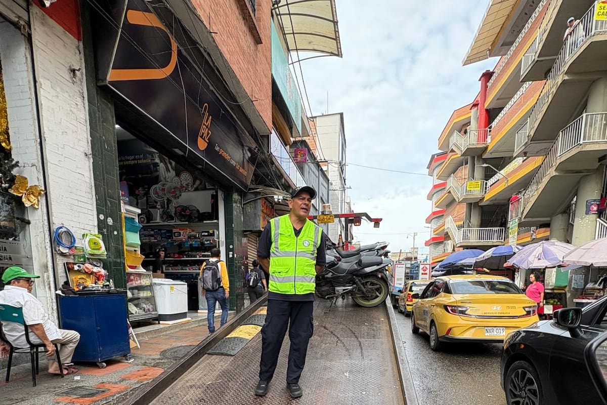 Con una grúa, la Dirección de Tránsito retira motocicletas estacionadas en la calle 34 con carrera 15.