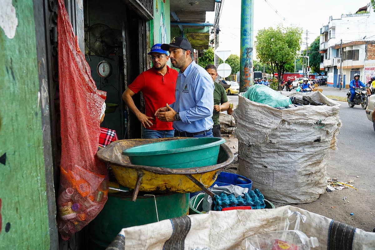 Funcionarios de Espacio Público y Control Urbano realizaron una jornada de inspección en la Avenida 36 para verificar la ocupación de zonas destinadas al tránsito peatonal.
Suministrada/Vanguardia