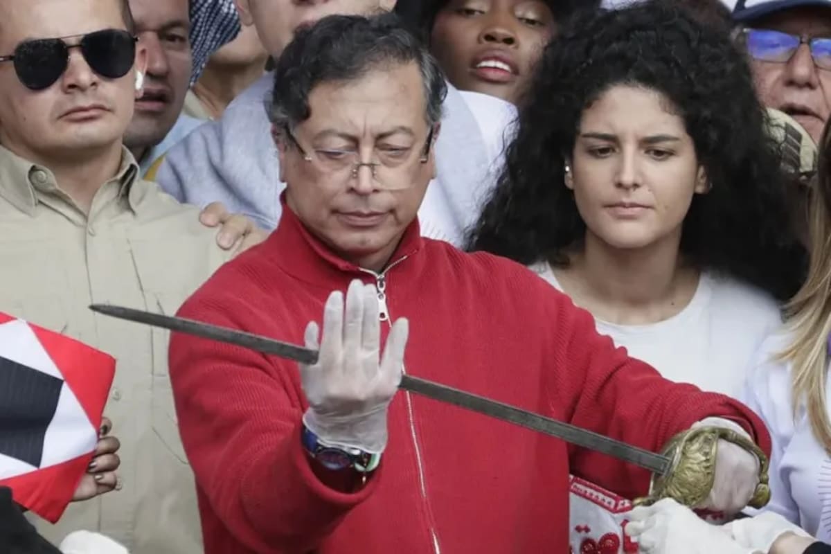 El presidente Gustavo Petro sostiene la espada del libertador Simón Bolívar. // Foto: EFE.