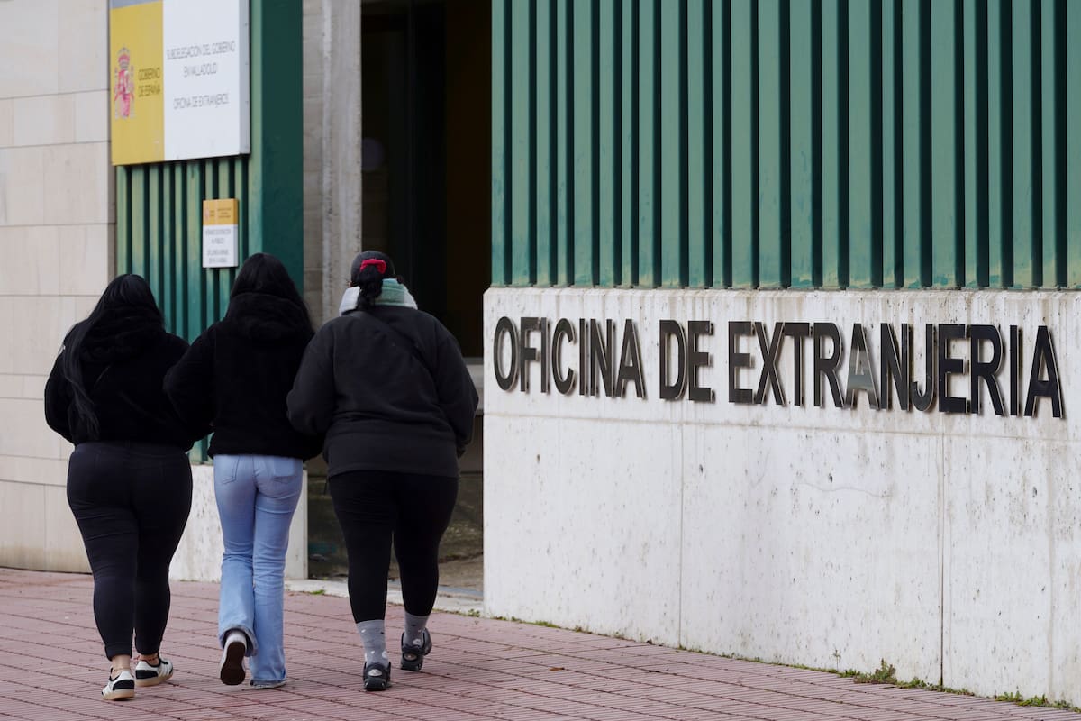 -Vista de una oficina de Extranjería este martes en Valladolid. El Consejo de Ministros tiene previsto iniciar hoy la tramitación de un real decreto que permitirá la regularización extraordinaria de aproximadamente medio millón de migrantes, concediendo papeles a quien pueda acreditar al menos cinco meses de residencia en España.-EFE/ Nacho Gallego
