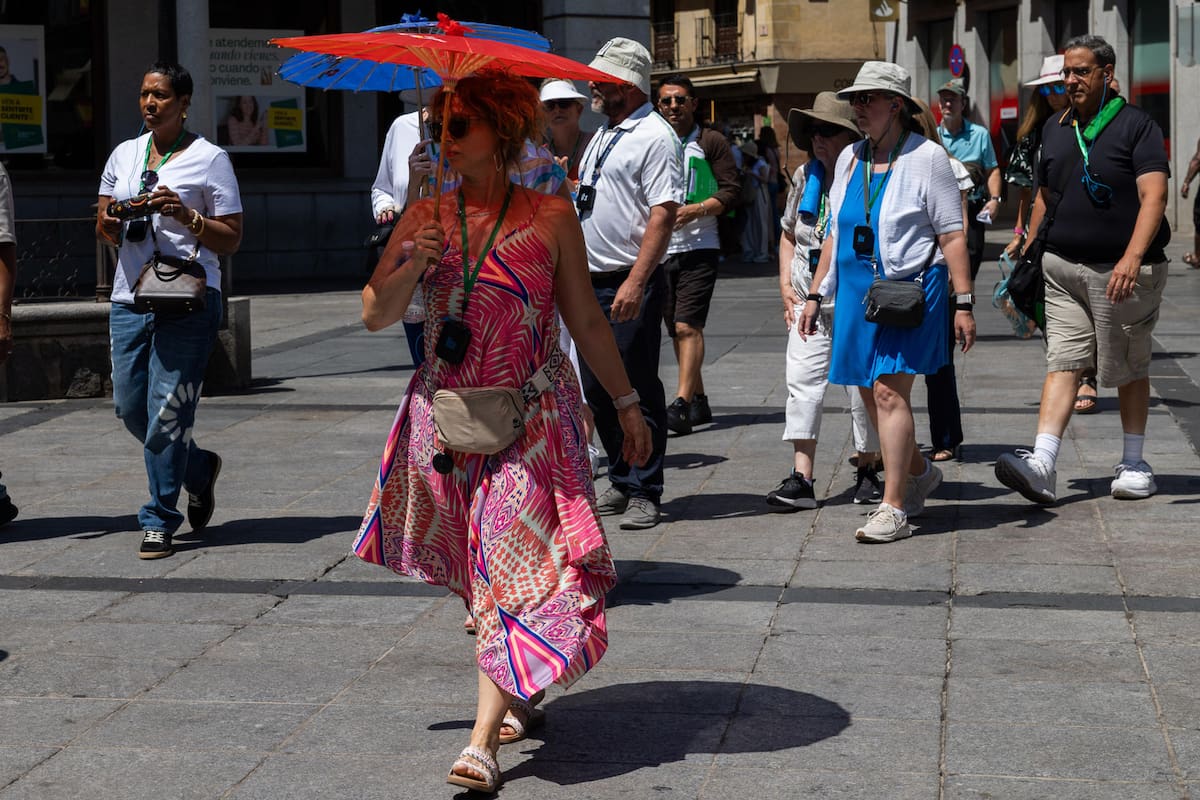 Varios turistas visitan la ciudad de Toledo este sábado. Las temperaturas son ya extremas en muchos lugares del país e incluso de madrugada no han descendido de los 30 grados en muchos lugares (35 grados en Mérida a las 00:20) mientras España se prepara para afrontar, a partir de mañana y al menos hasta el próximo martes, la segunda ola de calor del verano. EFE/Ángeles Visdómine