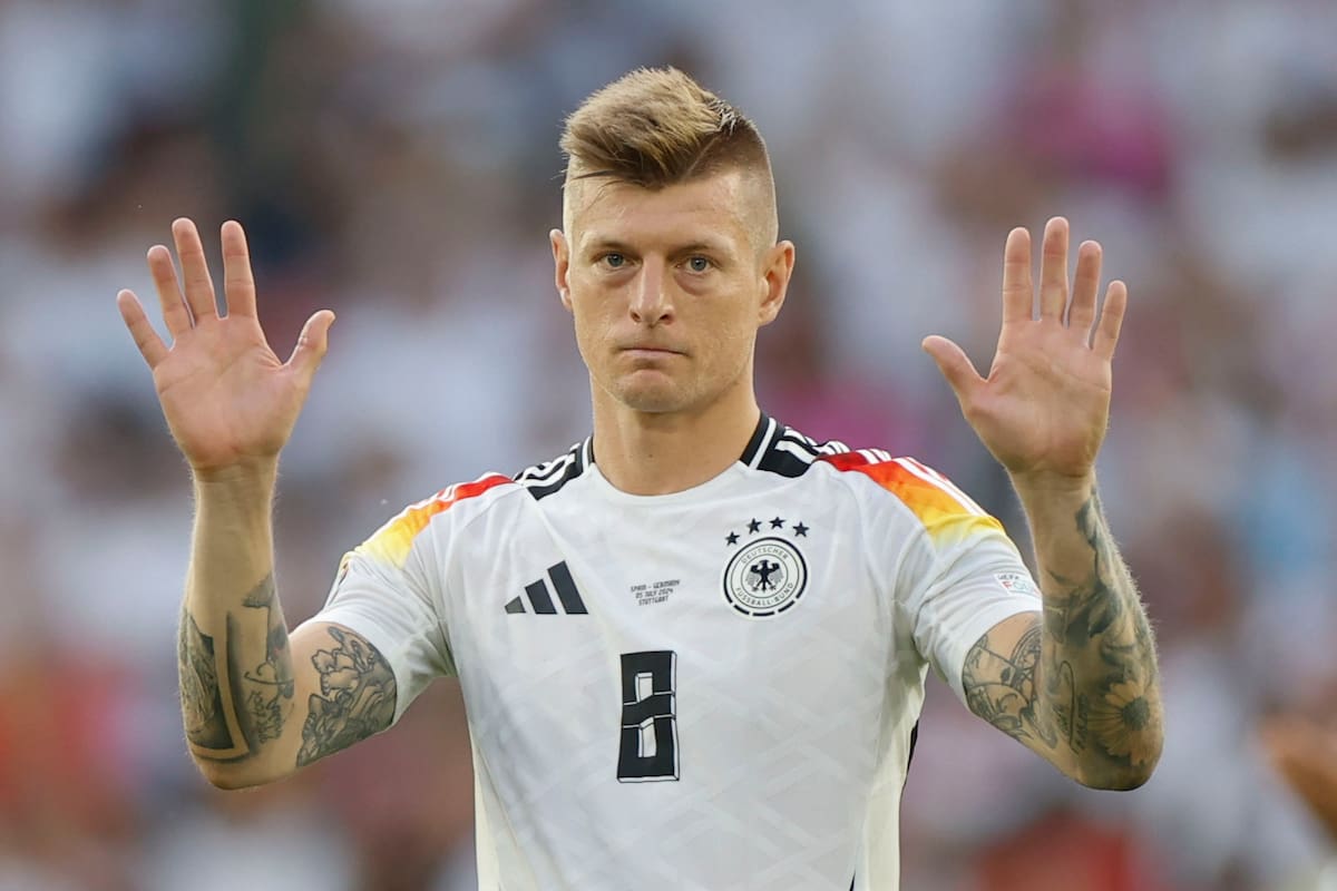 STUTTGART (ALEMANIA), 05/07/2024.- El centrocampista de la selección alemana Toni Kroos se despide de su afición al término del partido de cuartos de final de la Eurocopa que España y Alemania han disputado este viernes en Stuttgart. Kroos disputó su último partido como futbolista profesional. EFE/Alberto Estévez