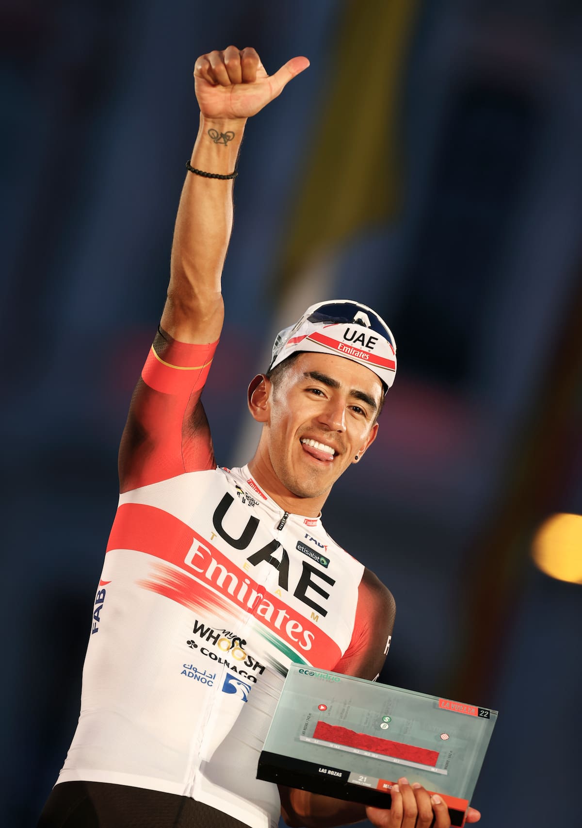 MADRID, 11/09/2022.-El ciclista colombiano Juan Sebastián Molano (UAE Team Emirates), tras proclamarse ganador de la última etapa de la 77 edición de la Vuelta a España de 96,7 kilómetros entre Las Rozas y la Plaza de Cibeles, en Madrid capital. EFE/ Javier Lizon