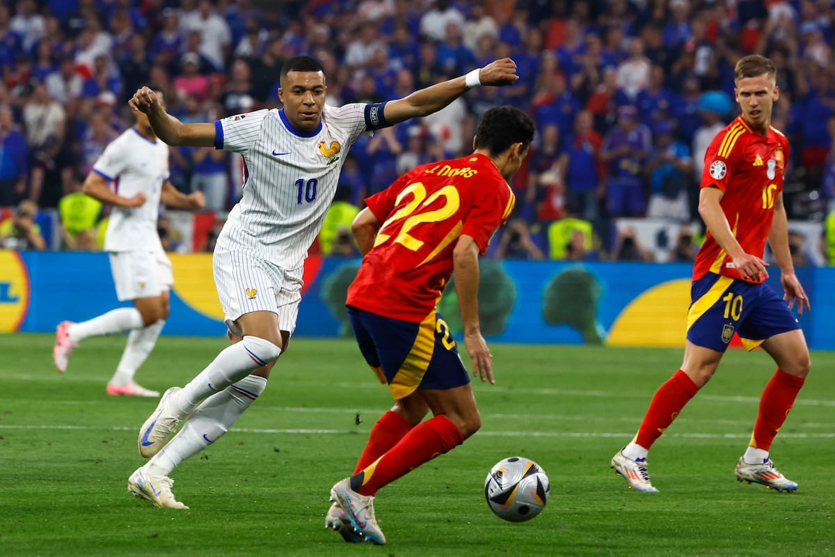 MÚNICH (ALEMANIA), 09/07/2024.- El lateral de la selección española Jesús Navas (c) juega un balón ante Kylian Mbappé (i), de Francia, durante el partido de semifinales de la Eurocopa de fútbol que España y Francia disputan este martes en Múnich. EFE/J.J.Guillén