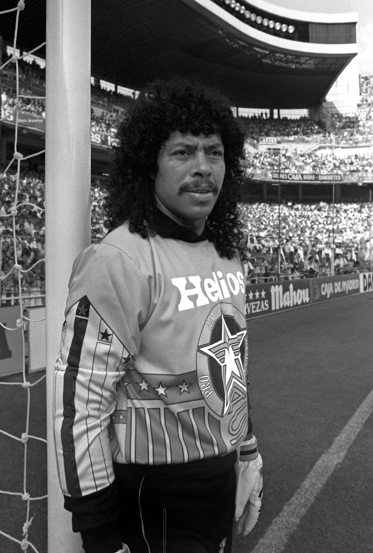 MADRID, 08-09-1991.- El guardameta colombiano René Higuita posa junto a una porteria antes del comienzo del partido disutado por el Real Madrid y el Real Valladolid en el estadio Santiago Bernabéu, de Madrid, correspondiente a la segunda jornada del Campeonato Nacional de Liga de Primera División. EFE.
SPAIN-SOCCER-SPANISH LIGA; MADRID, 08/09/1981.- RCD Valladolid's Colombian goalkeeper Rene Higuita poses for photographers prior his Spanish Liga Primera Division soccer match against Real Madrid, at the Santiago Bernabeu stadium. EFE/fs