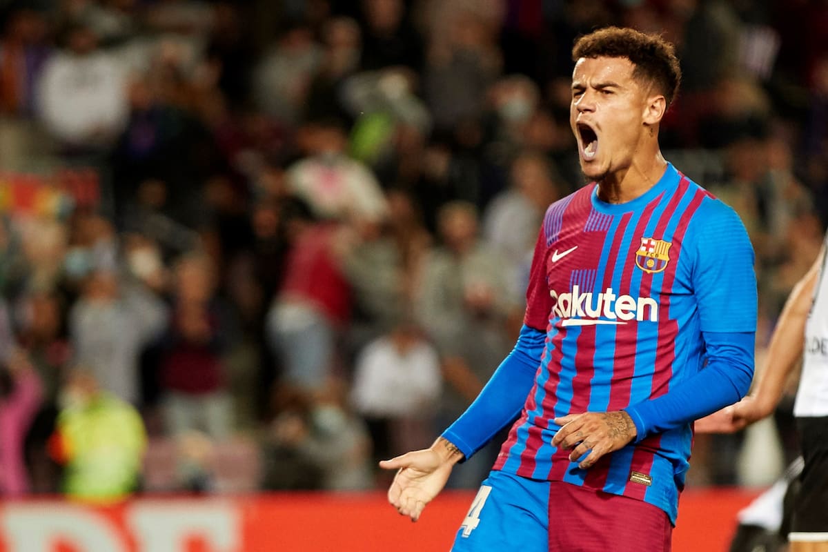 BARCELONA, 17/10/2021.- El centrocampista brasileño del FC Barcelona, Philippe Coutinho, celebra el tercer gol del equipo blaugrana durante el encuentro correspondiente a la novena jornada de primera división que han disputado hoy domingo frente al Valencia en el estadio del Camp Nou, en Barcelona. EFE/Alejandro García.