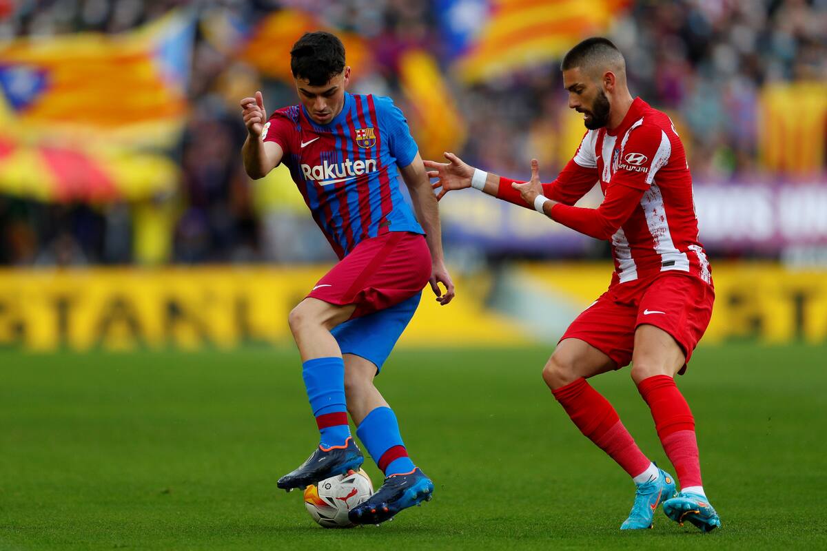 BARCELONA, 06/02/2022.- El centrocampista del FC Barcelona Riqui Puig (i) y el defensa croata del Atlético de Madrid Vrsaljko durante el partido de Liga que FC Barcelona y Atlético de Madrid disputan esta tarde en el estadio Camp Nou de Barcelona. EFE/Alejandro García