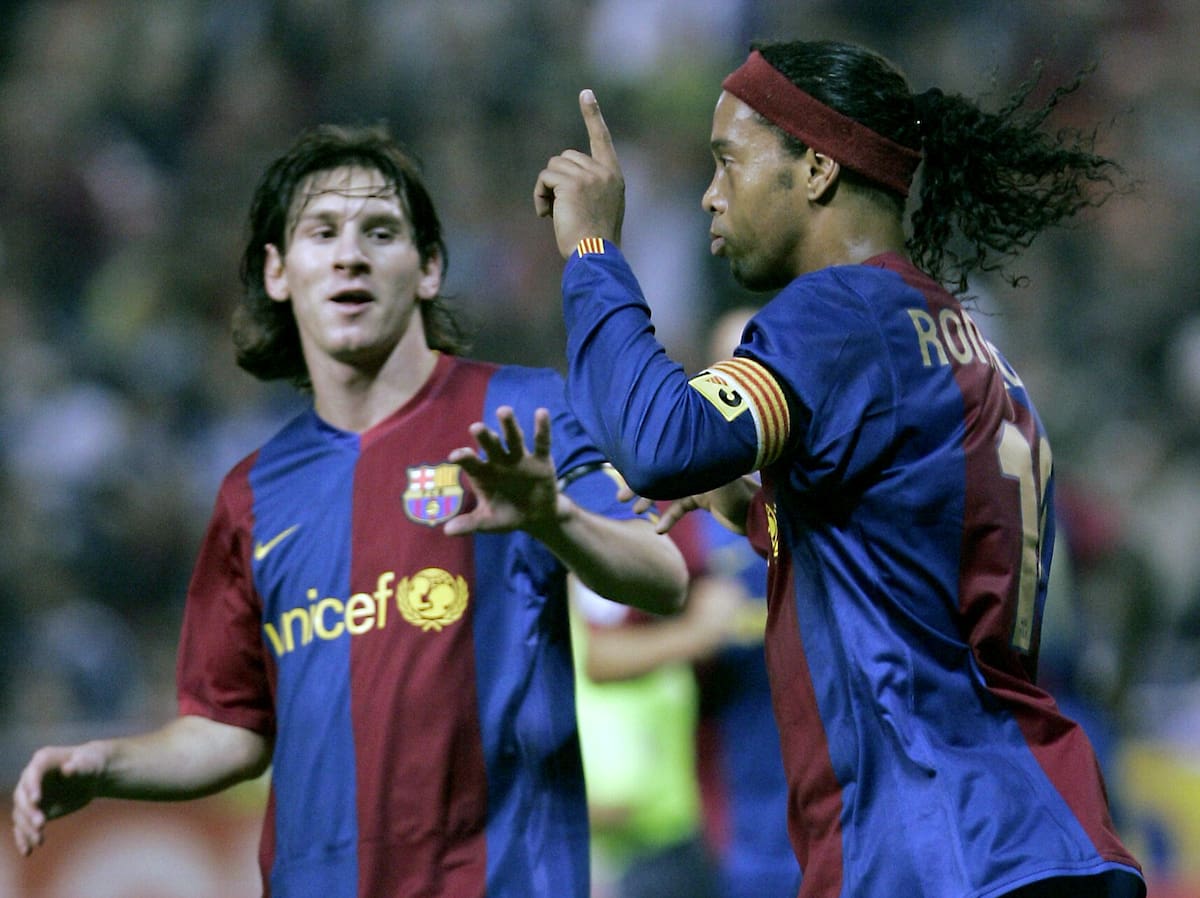 AC10. A Coruña, 04/11/06.- El centrocampista del FC Barcelona, Ronaldinho (d) y el delantero del mismo club, Messi, celebran el primer gol sobre el Deportivo de La Coruña durante el encuentro correspondiente a la novena jornada de la Liga de Fútbol de Primera División que los dos equipos disputan esta noche en el estadio de Riazor, en A Coruña. EFE/Lavandeira jr