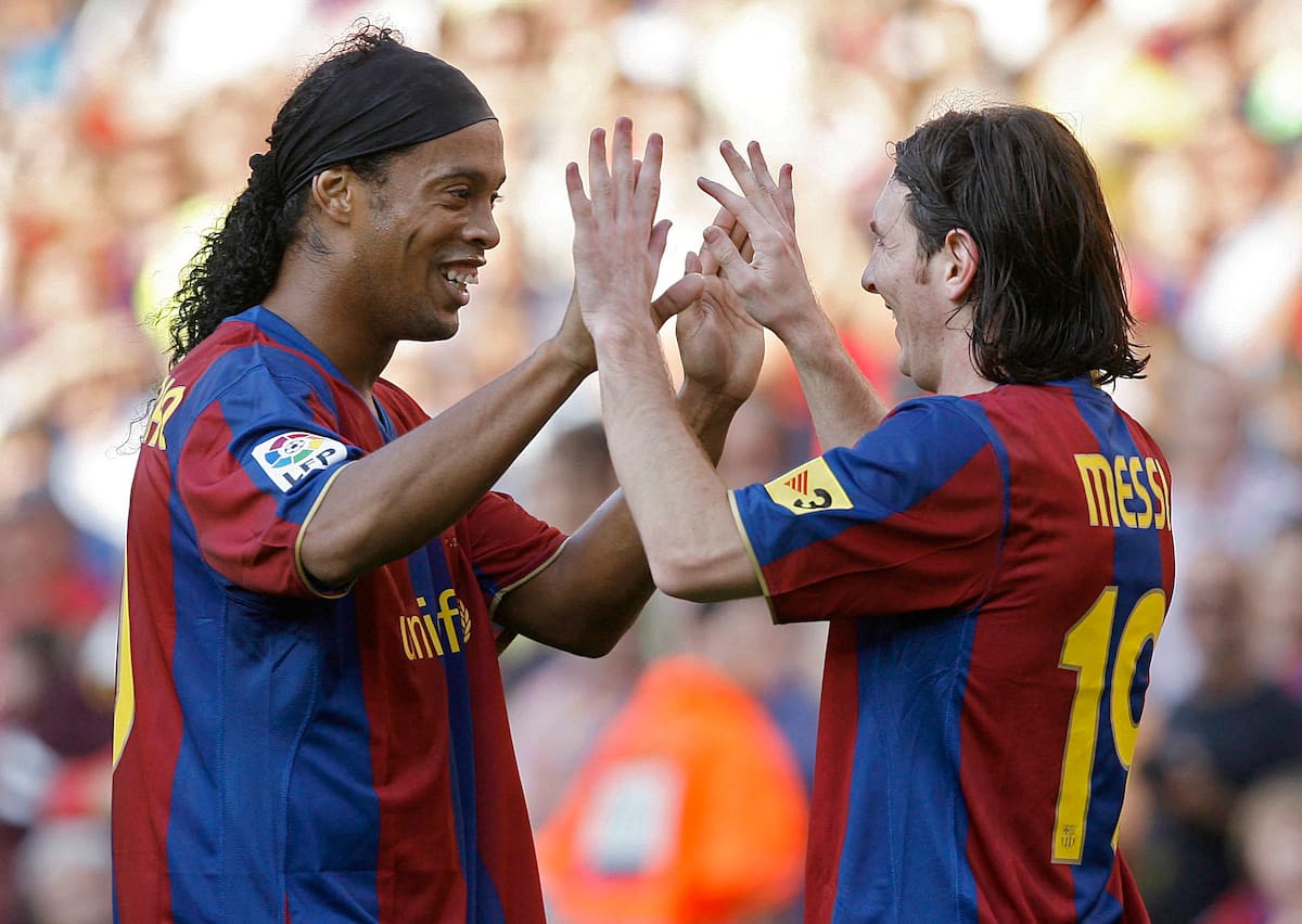 B104 BARCELONA 07/10/07 : Los jugadores del FC Barcelona, el brasileño Ronaldo de Assis 'Ronaldinho' y el argentino Lionel Messi (de frente), celebran el gol marcado ante el Atlético de Madrid en el partido de la séptima jornada de la Primera división de fútbol que se disputó hoy en el Camp Nou de Barcelona. EFE/Guido Manuilo.