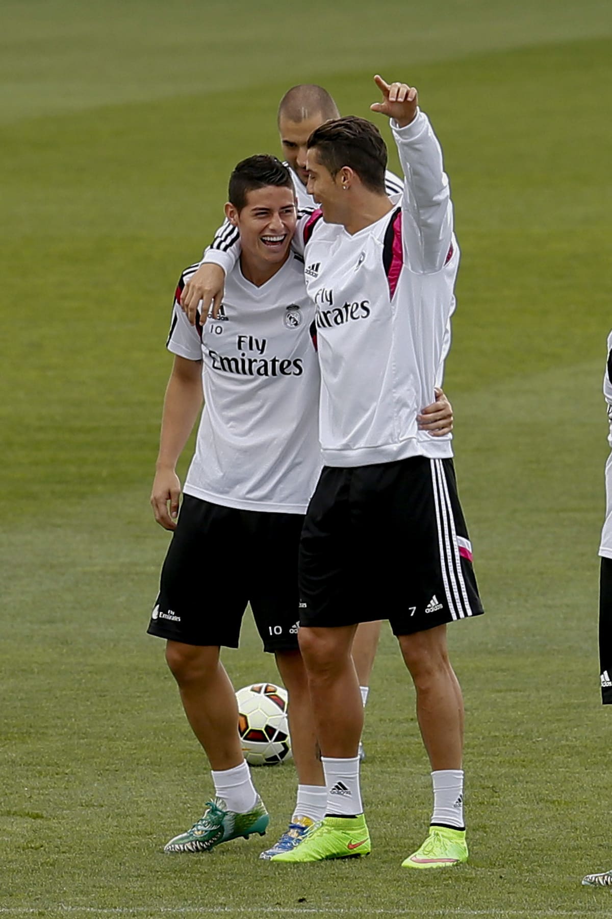GRA304. MADRID, 19/09/2014.-. Los jugadores del Real Madrid, James Rodríguez (i) y Cristiano Ronaldo (d), durante el entrenamiento realizado hoy en la Ciudad Deportiva de Valdebebas con vistas al partido de liga de mañana frente al Deportivo. EFE/JuanJo Martín