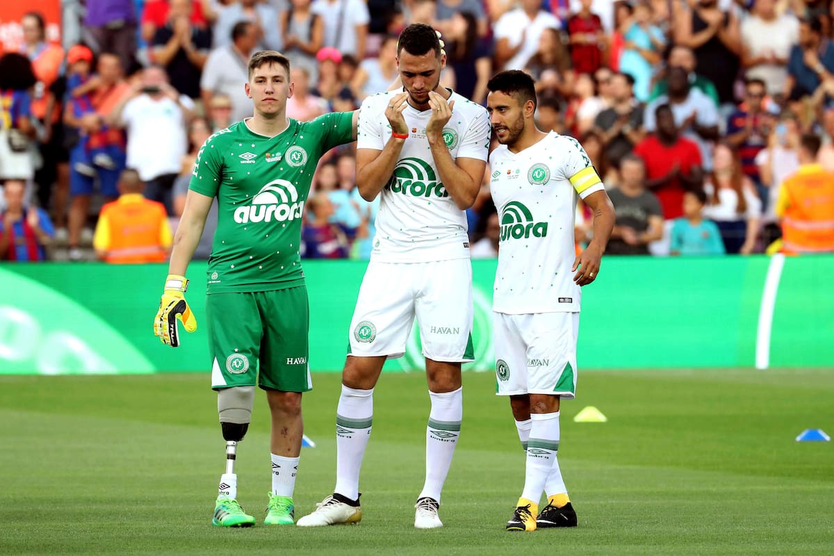 GRA221. BARCELONA, 07/08/2017.- Follman (i), Neto (c) y Alan Ruschel (d), supervivientes del accidente aéreo del Chapecoense durante el homenaje que se les ha rendido hoy en el Camp Nou, antes del inicio del partido del Trofeo Joan Gamper que el equipo brasileño disputa frente al FC Barcelona. EFE/Toni Albir