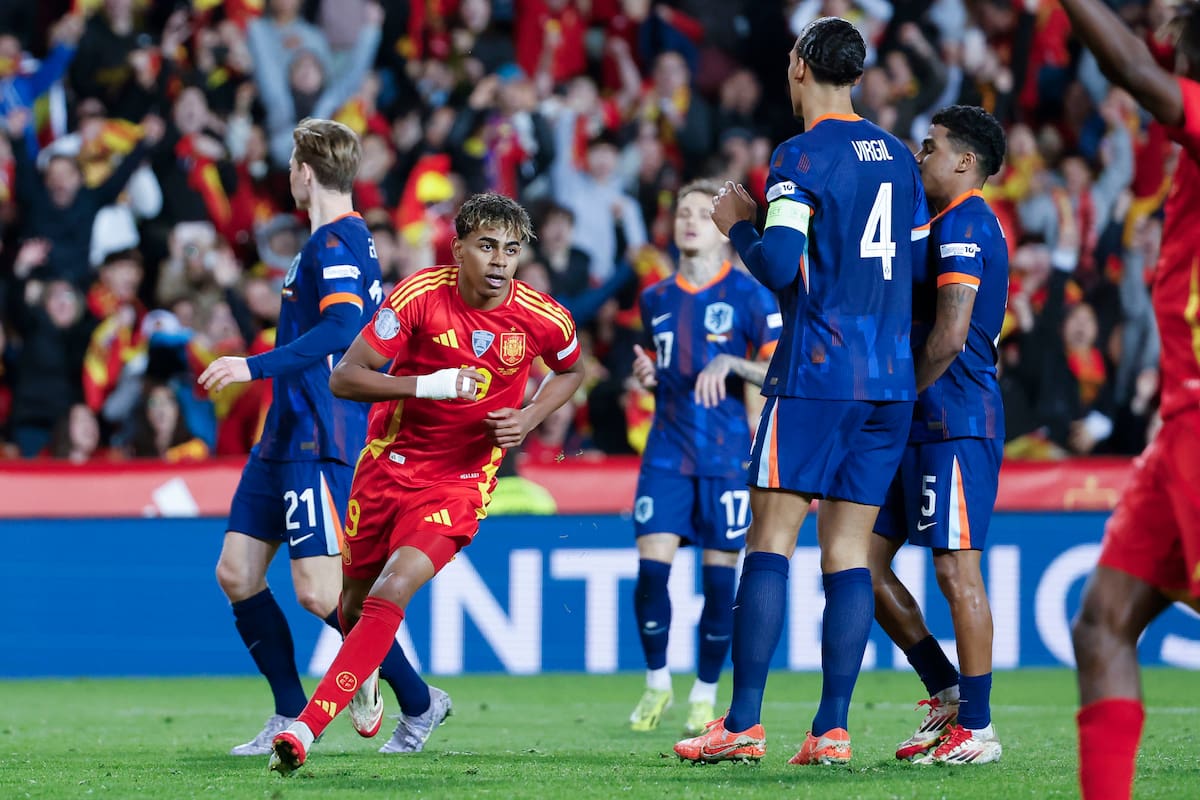 VALENCIA, 23/03/2025.- El delantero de la selección española Lamine Yamal celebra tras marcar el tercer gol ante Países Bajos, durante el partido de vuelta de los cuartos de final de la Liga de Naciones que las selecciones de España y Países Bajos disputan este domingo en el estadio de Mestalla, en Valencia. EFE/Ana Escolar