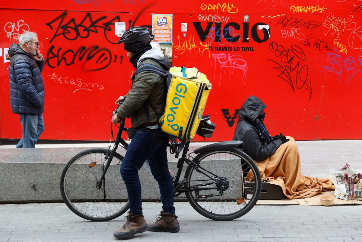 Un trabajador de la empresa española Glovo, reparte la comida a domicilio durante su jornada laboral. EFE/Mariscal