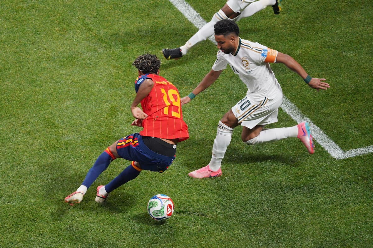 ATLANTA (ESTADOS UNIDOS), 21/06/2026.- El delantero de la selección española, Lamine Yamal, con el balón ante el defensor de Arabia Saudí durante el partido del Mundial 2026 entre España y Arabia Saudí, este domingo en Atlanta. EFE/ Kenneth Fernández.