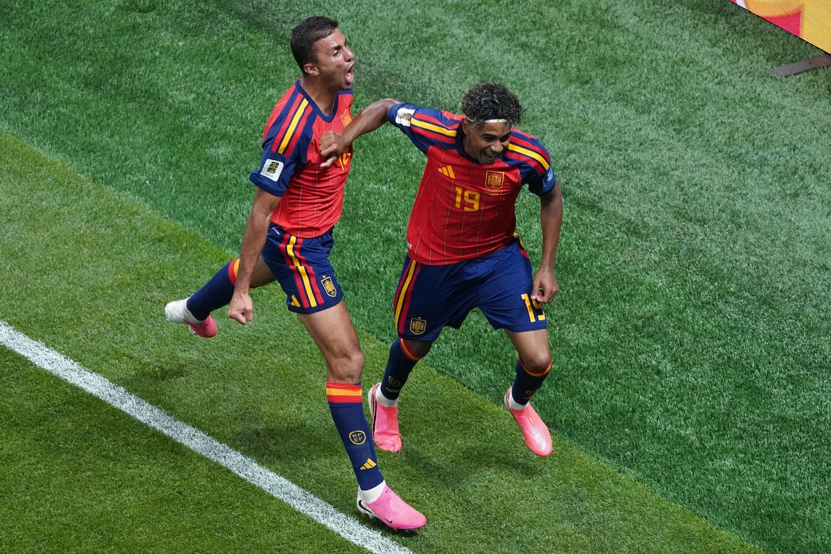 ATLANTA (ESTADOS UNIDOS), 21/06/2026.- Los jugadores de la selección española, Lamine Yamal (d) y Rodrigo, celebran el primer gol del combinado español durante el partido del Mundial 2026 entre España y Arabia Saudí, este domingo en Atlanta. EFE/ Kenneth Fernández.